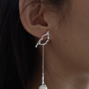 S925 silver round pearl asymmetrical earrings - Image 3