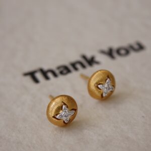 Wire-wrapped star-shaped stud earrings - Image 1